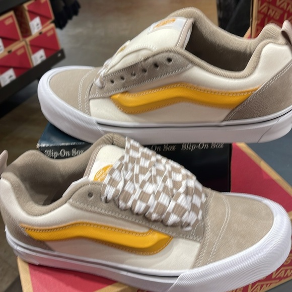 Vans Men’s Knu Skool
Mega Check Gray/Marshmall
VN0009QC0BP
Sneakers - Picture 10 of 16